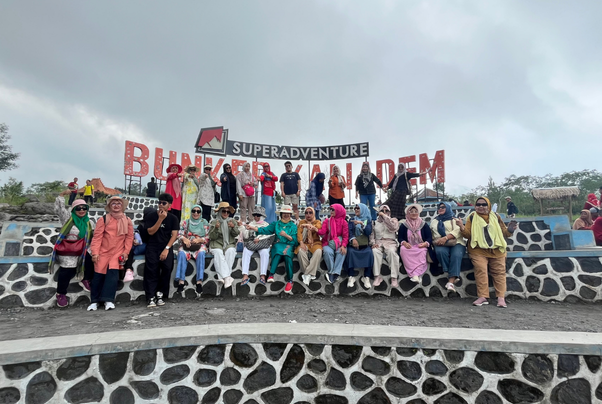 Sekelompok teman menikmati perjalanan bersama